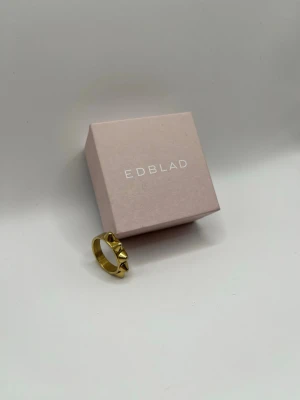 Edblad ring - Säljer min guldring ifrån Edblad. Asken kommer med men är lite skadad av en fläck men annat än det så är det ingen fara! Använder inte längre det är därför jag säljer den❣️skriv om ni är intresserade. Priset kan diskuteras❣️nästan säker på storleken men kan ha fel