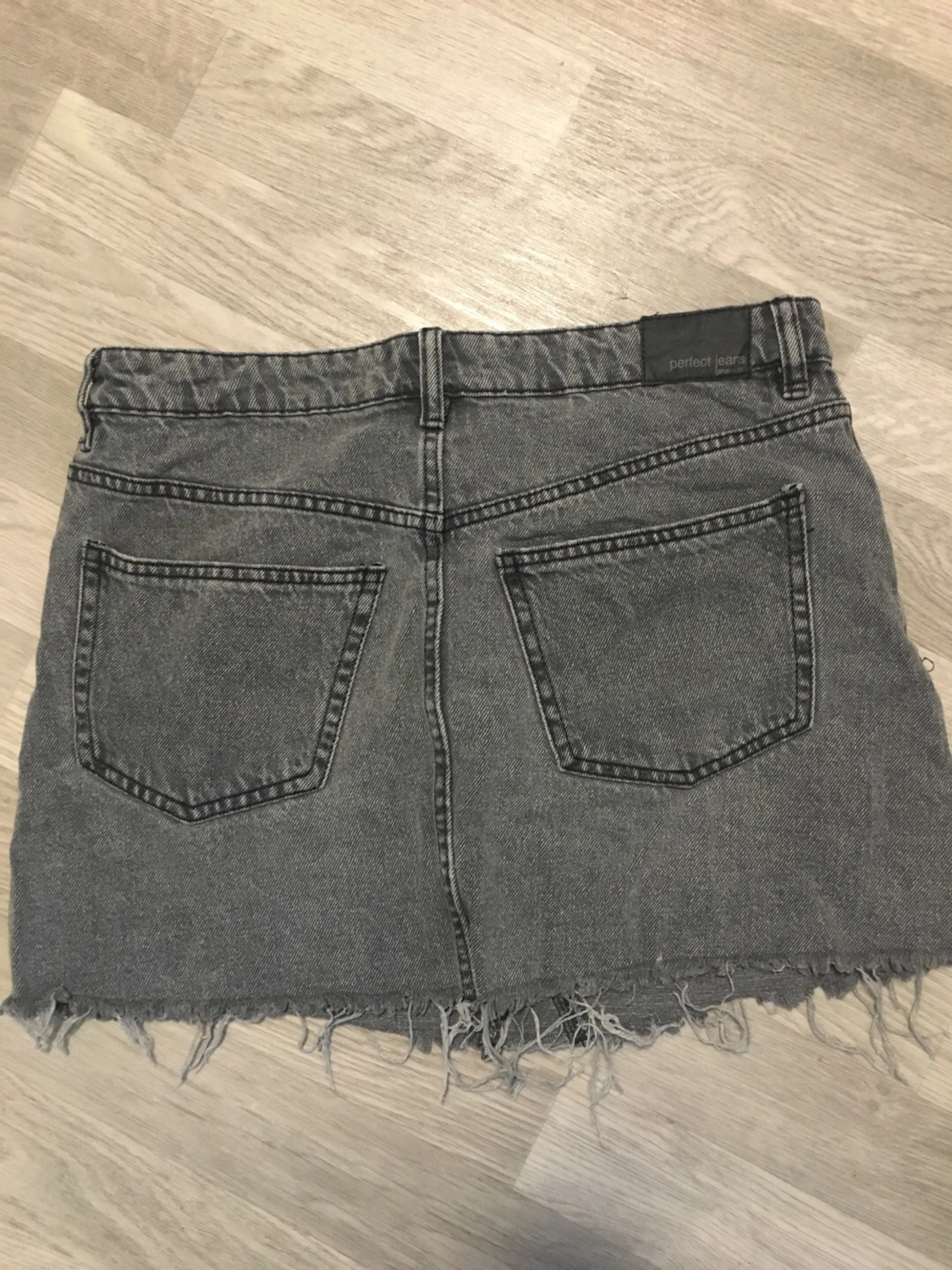 Grå jeanskjol från Gina Tricot - 1