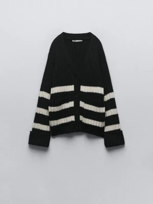 Zara randig stickad kofta  - Zara supergosig kofta. Jag på bilden har normalt S men denna är i storlek L-XL sitter snyggt oversize. 