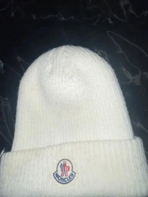 Moncler mössa vit  - Väldigt fin Moncler mössa nästan aldrig andvänt inga fel och väldigt skön 