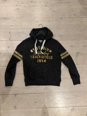 Vintage Superdry hoodie - Vintage Superdry hoodie i storlek S, den är köpt för ungefär 20 år sedan i Polen.