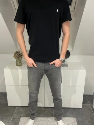 Grå Replay Anbass - Hej nu har vi fått in ett par gråa Replay jeans med slim passform och klassisk femficksdesign.💯💸💙Byxorna har snygga detaljer på bakfickorna och Replay-logga vid fickan fram. Jeansen är i mjukt denimtyg och har en modern, något smalare siluett. Storlek 30/32 Pris 549 men pris går att sänka vid snabb och smidig affär💸 // Studio II Resell 