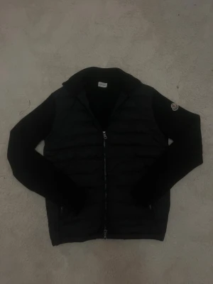 Moncler Cardigan – Svart  - Säljer en Moncler cardigan i svart, storlek S. Elegant och varm – perfekt året runt.  ✅ Mycket fint skick ✅ 100 % original ✅ Lyxig och tidlös  📩 Hör av dig vid minsta lilla.