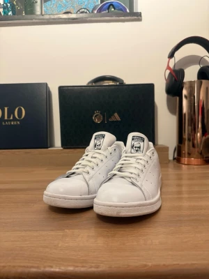 Adidas Stan Smith vita sneakers - Adidas Stan Smith, ordinarie pris 1349kr