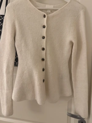 Vit ribbad kofta från H&M  - Säljer en krämvit ribbad kofta från H&M i storlek XS. Använd en gång!
