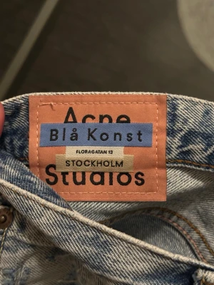 Acne Studios Blå Konst ljusblå jeans - Säljer ett par Acne Studios Blå Konst jeans i ljusblå tvätt. Klassisk femficksmodell med raka ben och medelhög midja. Jeansen är tillverkade i 100% bomull. Nypris 