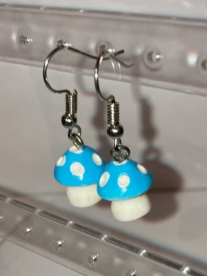  Örhängen -  Handgjorda örhängen som görs av mig. Med blåa svampar. Frakten är ca 22-100kr beroende på vikten på produkten . Kontakta mig om du vill köpa.