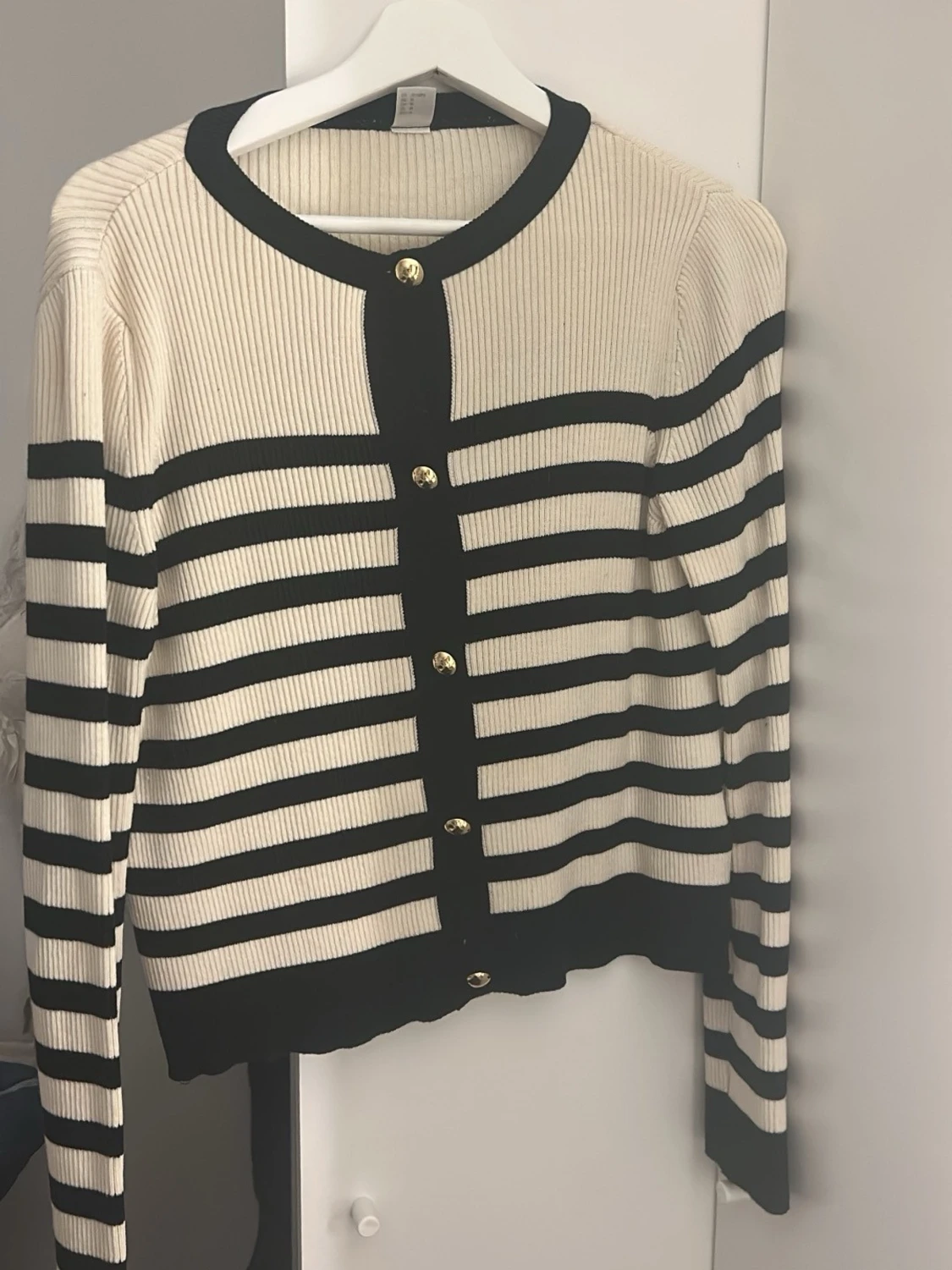 Randig kofta med guldknappar