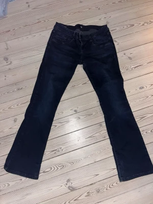 Mörkblå bootcut jeans från LTB - Säljer ett par mörkblå jeans från LTB med klassisk femficksdesign och bootcut passform. Jeansen har normal midja och är tillverkade i ett mjukt jeansmaterial som sitter skönt. Perfekta för dig som gillar en tidlös look med lite vidare ben. W27 L30 och passar perfekt på mig som är 166cm lång.