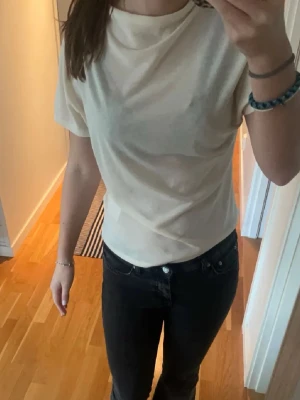 Beige topp  - Säljer min beiga topp med lite högre krage, köpt på Gina för 200kr. Andvänd max 3 gånger. Storlek S men passar mig som har storlek xs/s. 