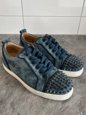 Christian Louboutin skor  - Christian Louboutin skor storlek 41-42 riktigt eftertraktade skick 8/10 därav priset