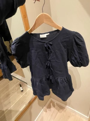 Söt topp - Sött topp från Gina med rosetter där fram