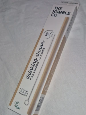 Sugrör Bambu - 4st nya sugrör i 100% bambu.  Återanvändbara och 100% biologiskt nedbrytbara. En rengöringsborste medföljer. Ett miljövänligt alternativ till plastsugrör.