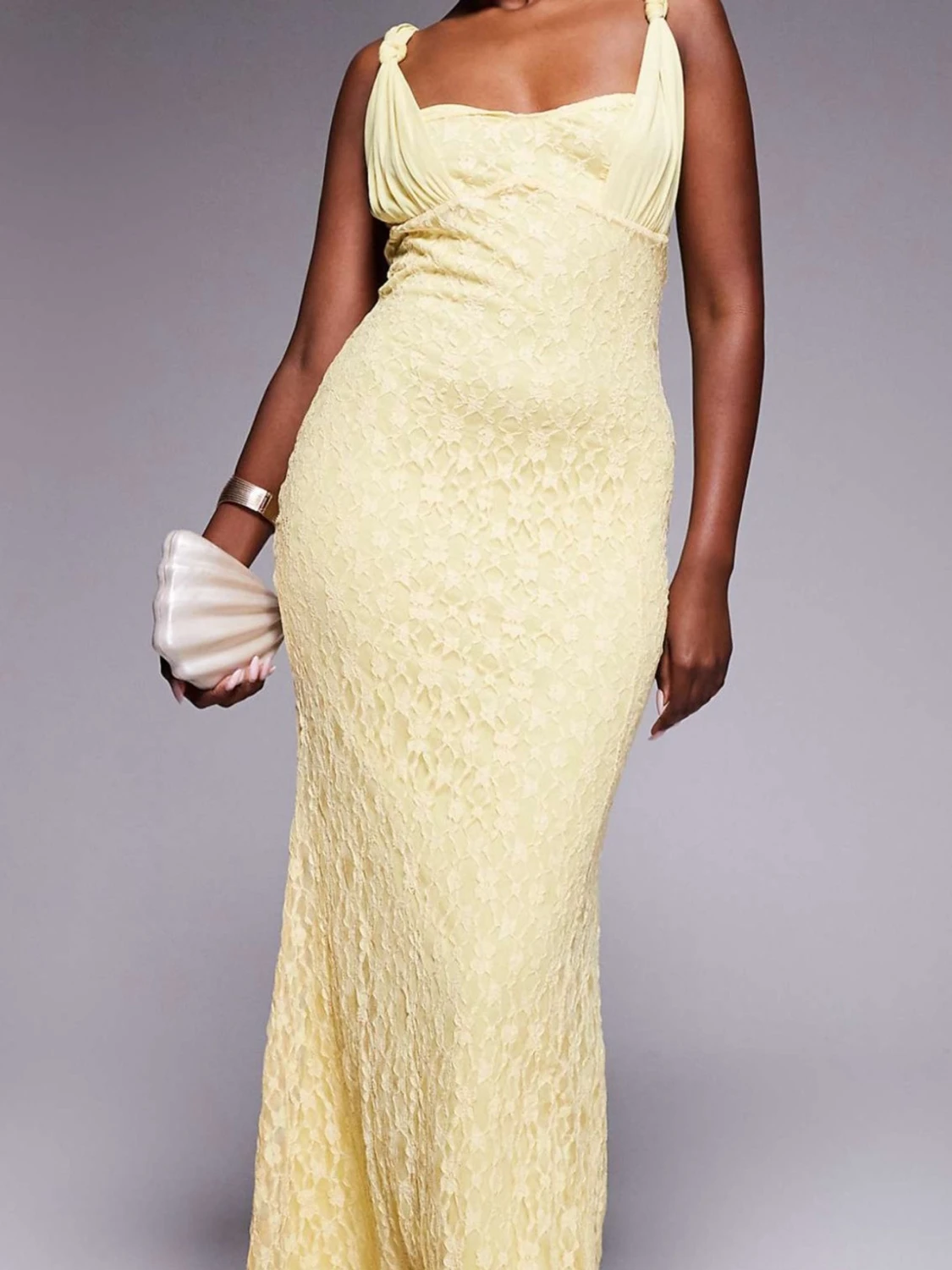 Ljusgul långklänning med spetsdetaljer