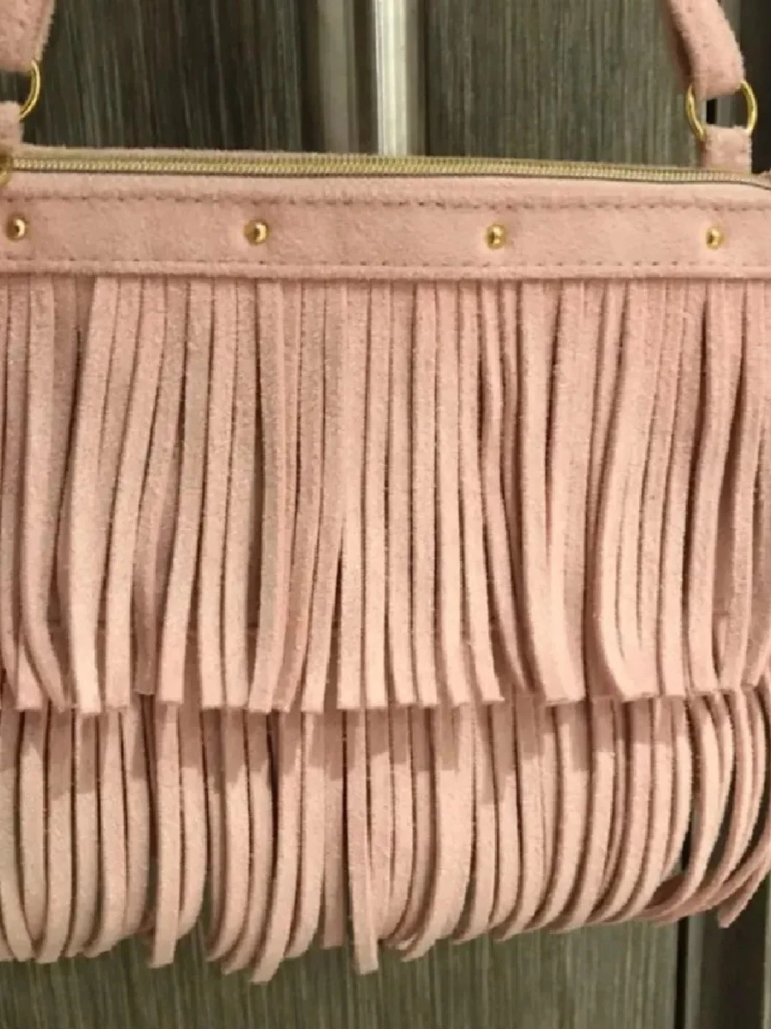 Rosa axelväska med fransar i mocka