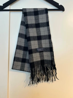 Burberry halsduk - Burberry halsduk i fint skick! Hör av dig vid frågor och kolla gärna min profil där jag säljer fler halsdukar och lanvins osv!