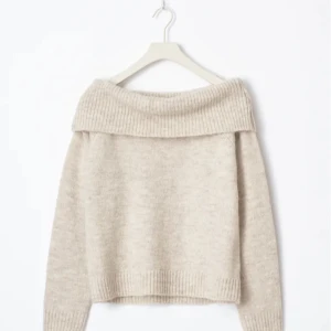 Beige offshoulder stickad tröja - Supermysig beige stickad tröja med bred ribbad kant som går offshoulder. Perfekt för dig som gillar en chill och snygg look med lite extra edge. Långärmad och loose passform, material som håller en varm❄️⛄️🥶               Pris kan såklart diskuteras!🥰🥰❤️