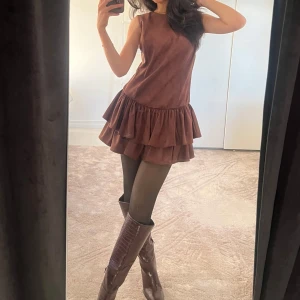  Mocka klänning Zara  - Använd 1 gång , nytt skick med prislapp kvar, org. Pris 560kr.