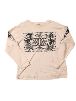 Vit långärmad t-shirt Junkyard - Säljer en vit långärmad t-shirt från Junkyard i storlek M. Tröjan har ett svart grafiskt tryck på bröstet och detaljer på ärmarna. Skön passform och tillverkad i mjuk bomull, perfekt för en chill och stilren look.