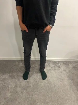 Levis Jeans - Säljer ett par svarta Levis 512 slim taper jeans med skinny passform. Jeansen har klassisk femficksdesign, svarta sömmar och en diskret tvättad look. Tillverkade i stretchig jeansmaterial för extra komfort. Perfekta för dig som gillar en smal siluett. W29 L30