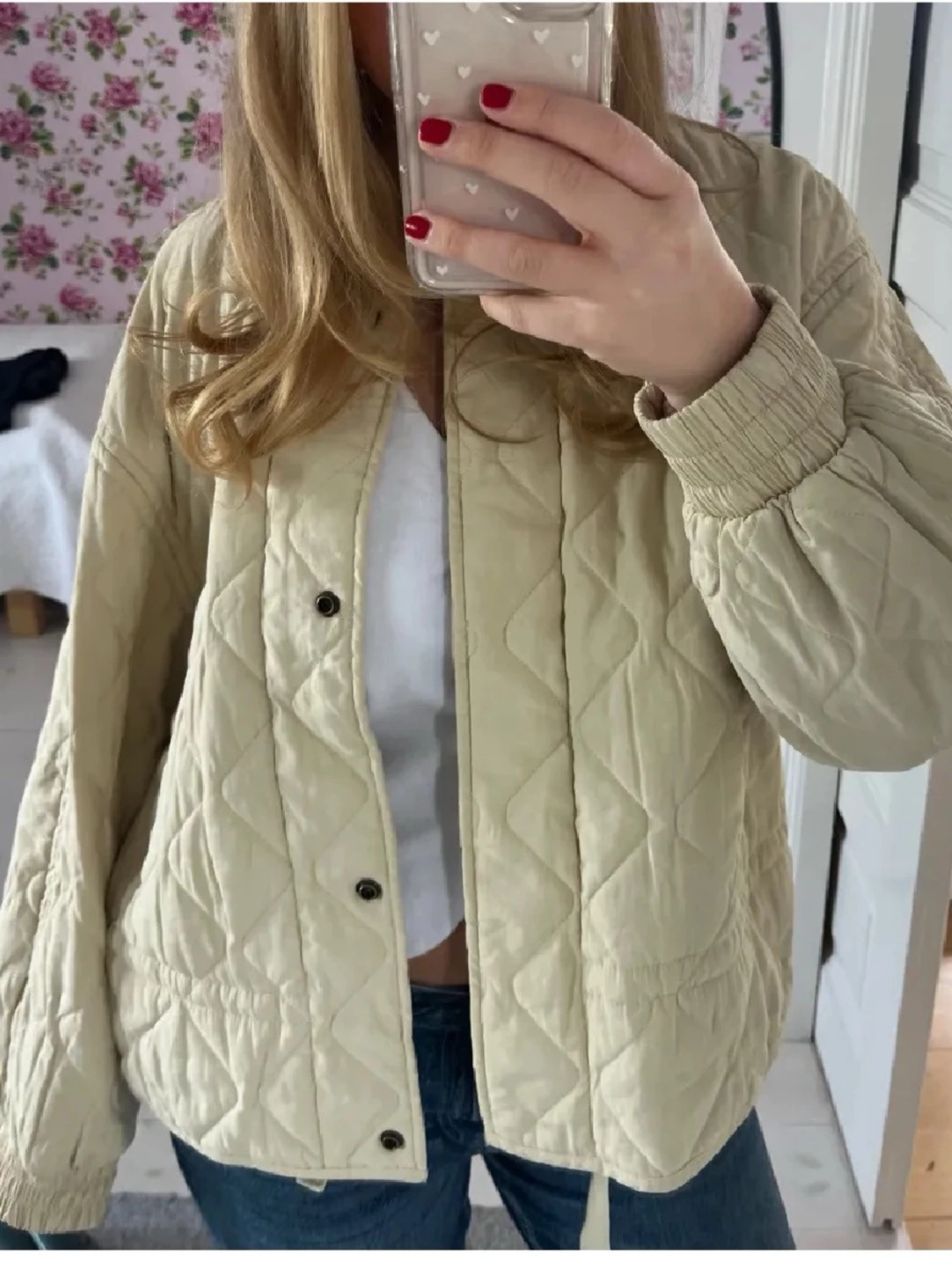 Beige quiltad jacka med knappar - 2