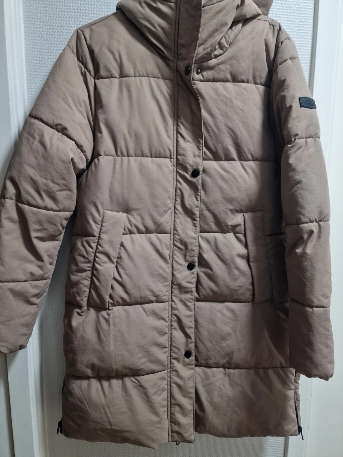 Beige pufferjacka från Kayoba Outdoor