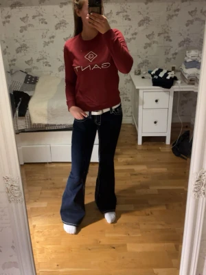 Röd sweatshirt från GANT, storlek S - Säljer en röd sweatshirt från GANT i storlek S. Tröjan har rund hals, långa ärmar och vit broderad logga framtill. Klassisk och enkel modell i mjuk bomull som passar perfekt till jeans eller kjol.