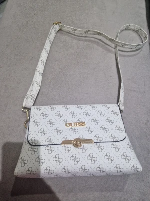 Vit axelväska  - Vit väska 