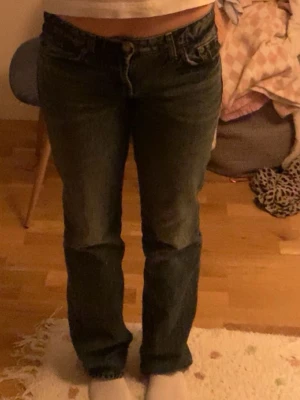 Mörkblå raka jeans - Säljer ett par mörkblå jeans med klassisk rak passform och låg midja.  Så perfekta jeans jag älskar dom men tyvärr lite små på mig och lite för långa. Men dom är så så fina!!
