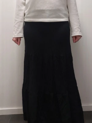 Svart långkjol från 157 - Säljer en svart långkjol från 157 i storlek S. Kjolen har en enkel och stilren design med lätt utsvängd form och mjukt fall. Använt 2 gånger❣️