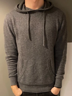 Kashmir hoodie  - Skön Kashmir hoodie från Zara | Storlek M. Väl omhändertagen och i mycket bra skick | Unik Modell. Modellen på bilden är 183cm. 