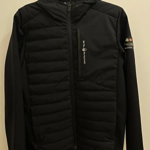 Svart pufferjacka från Sail Racing - Säljer pappas sail racing jacka då vi flyttar och behöver få bort med den så snabbt som möjligt. Inte fast pris