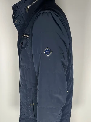 J.Lindeberg field jacket - Säljer en extremt snygg och trendig J.Lindeberg field jacket i fint skick, storlek L, ena sidan av krokvhängar har lossnat men inget som påverkar användningen, vid frågor är det bara att skriva //Gramenti