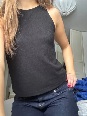 Topp - Säljer denna fina blus/topp med hög krage från Mango!