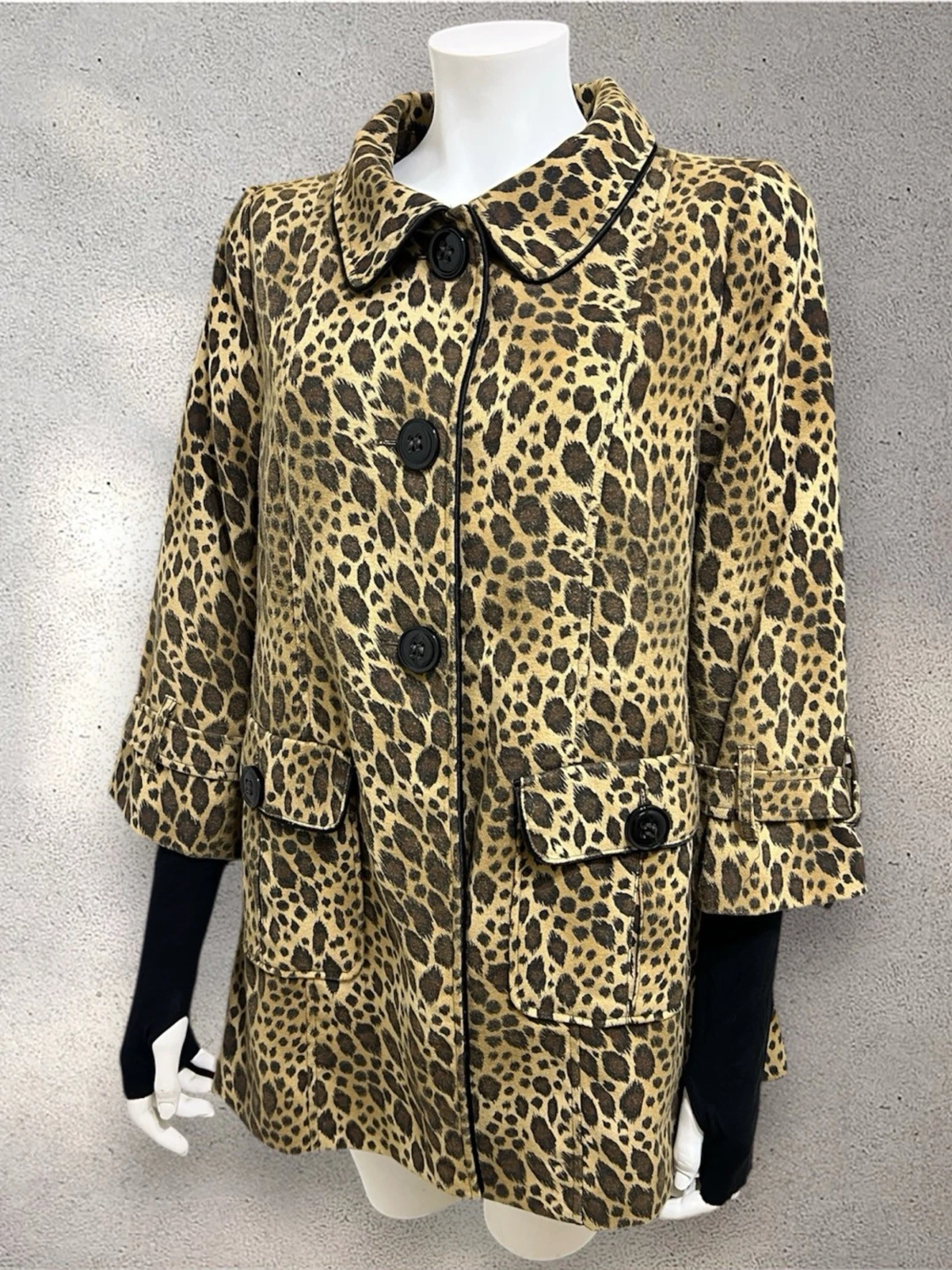 Leopardmönstrad kappa med stora knappar - 2