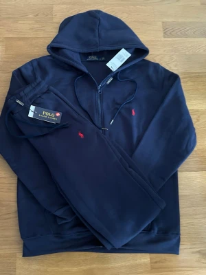 Ralph Lauren sett- storlek: S - Färg: marinblå och röd  - Ralph Lauren sett- storlek: S - Färg: marinblå och röd. Priset kan diskuteras och kan frakta så snabbt som möjligt!