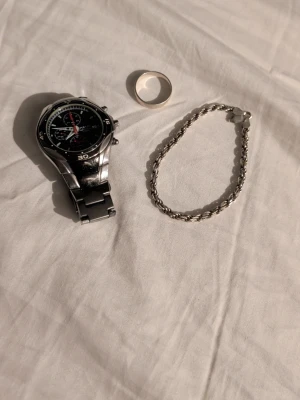 Silver set - Säljer en pulsar klocka, äkta silver ring och äkta silver kedja. 