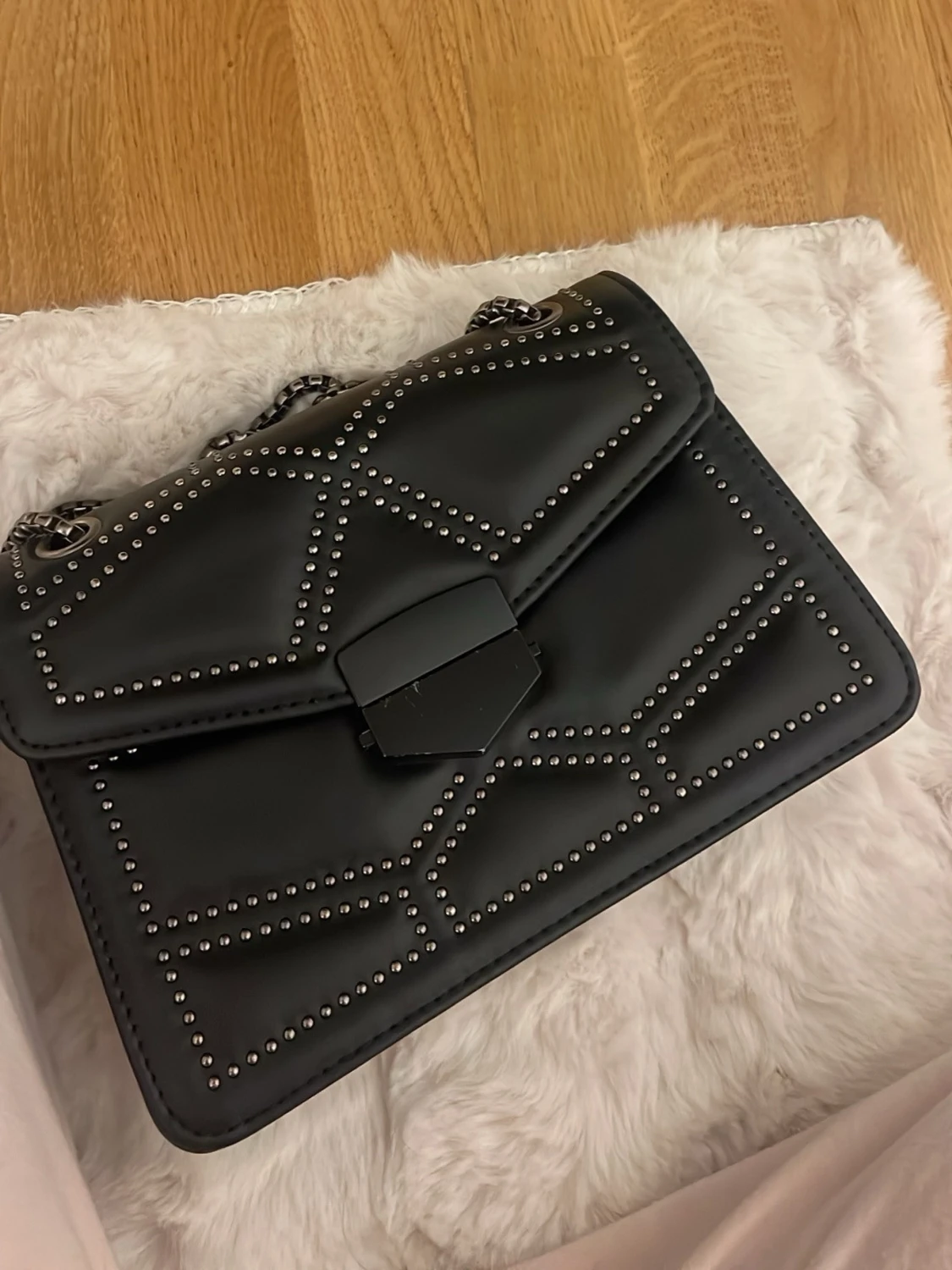 Svart axelväska med nitar - 2