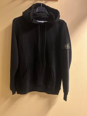 Stone Island hoodie, NY - Helt ny, oanvänd hoodie från Stone Island. Den klassiska ”patch” logotypen på vänster arm. Levereras med tags (ny). Riktigt toppen tröja! 