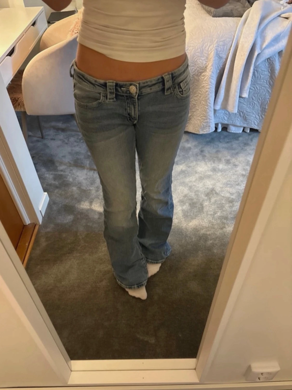 Lågmidjade bootcut jeans med detaljer