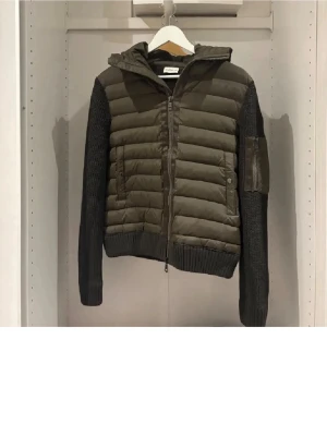 Grön moncler cardigan - Säljer en grön moncler cardigan. Extremt bra skick på jackan och inga alls tecken på användning. Bara att föra av sig för frågor eller fler bilder mm. Pris kan diskuteras vid en snabb affär.