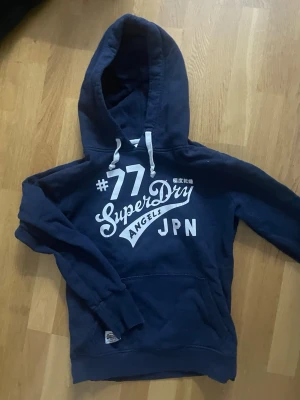Superdry hoodie  - Tja! Jag säljer min Superdry hoodie för endast 399kr. Den är i fint skick och jag kan gå ner i pris.