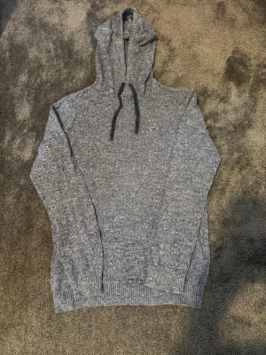 Hollister hoodie - Snygg hoodie från hollister i bomull i size M väldigt bra skicke inte använd så mycket. Skön och perfekt nu när det börjar bli lite varmare. Priset kan diskuteras. 