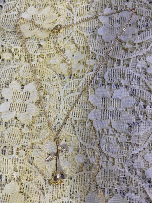 Guldfärgad halsband med rosberlock - Säljer ett tunt guldfärgat halsband med en detaljrik rosberlock. Kedjan är finlänkad och smidig, och rosen hänger snyggt i mitten. Perfekt accessoar för att lyfta vilken outfit som helst.