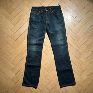Nudie Slim Jim jeans - Nudie Slim Jim jeans storlek 30/32. Vid köp av fler produkter erbjuds bättre pris. Skriv vid ytterligare frågor eller funderingar🤝 Mått: Längd 103 cm. Midja 38 cm.