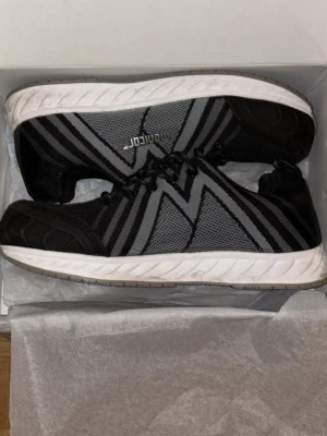 Svarta och grå sneakers från Monitor - Arbetsskor/lagerskor strl 44 ”pris kan diskuteras”