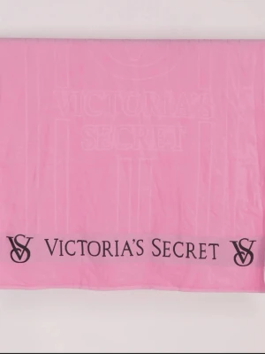 Victoria's Secret bad handduk rosa - Snygg tjejig rosa bad handduk Victoria's Secret i mjuk frotté och 100% bomull som inte säljs mer. Handduken har tydlig logga och VS-detaljer längs nederkanten. Perfekt för dig som vill ha en färgstark och ikonisk look.  170cm i längd och 100cm i bredd❤️