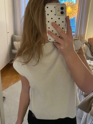 Vit ribbad topp från NA-KD - Säljer en vit ribbad topp från NA-KD i storlek M. 