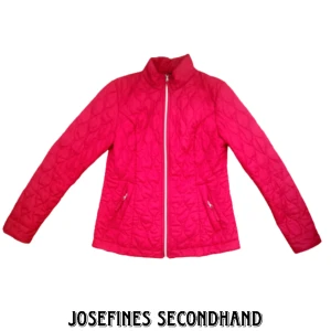 Röd dunjacka  - Röd tunn dunjacka i fin kvalité, perfekt att ha till våren eller hösten. Passar som en stor S eller en liten M. Köparen står för frakten. Använd gärna köp nu/prisförslag funktionen