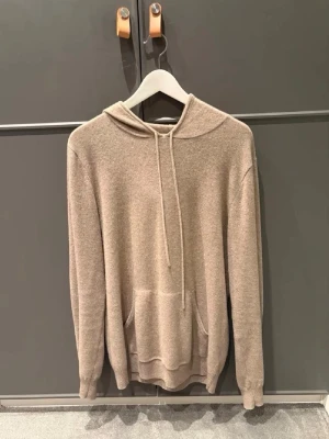 Kashmir Hoodie John Henric  - Nu säljer jag min riktigt schyssta kashmir hoodie (100 % Kashmir). Den är i färgen beige och storlek M med ett nypris på 2799 kr. Men jag säljer den för endast 990 kr! Tveka inte på att skriva om ni har några frågor. Notera att ärmlappar sytts på, riktigt snyggt!